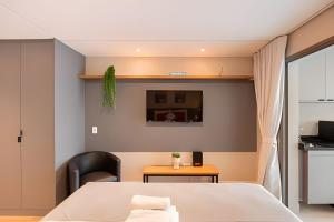 Easy Star - Belo studio com cama queen no coração do Brooklin - SC03I