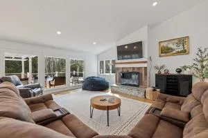 New Renovated 5BR on 10 Acres near Lake w Hot Tub - Sanbornton