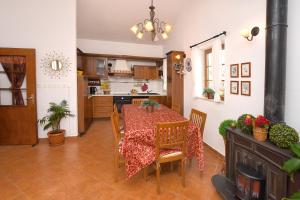Apartment and Rooms Artina