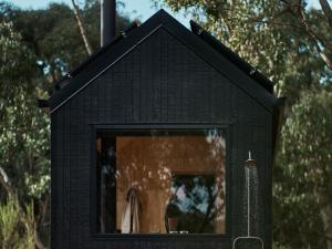 Secluded off-Grid cabin with water views - Marcel