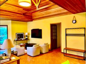 Casa Deliciosa com Jacuzzi em Condomínio Alto Padrão em Campos do Jordão