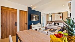 Stunning Beachfront Condo - Sea Views & Pools