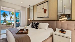 Stunning Beachfront Condo - Sea Views & Pools