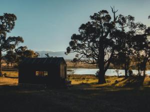 Cosy Off-Grid Cabin with Lake View - Galeb