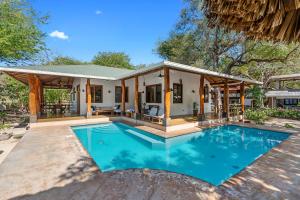 Casa Yosi, Beach Front Piece of Heaven