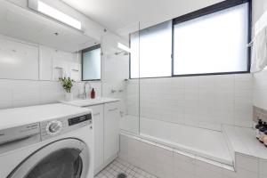 CBD Apartment Near Stadium & River!