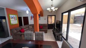 Casa con alberca y entrada independiente