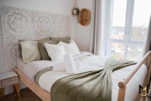 Bohemian Deluxe City-Center 2BR Apt, Free Parking & Balcony View