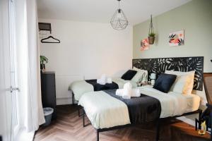 Bohemian Deluxe City-Center 2BR Apt, Free Parking & Balcony View