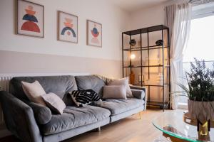 Bohemian Deluxe City-Center 2BR Apt, Free Parking & Balcony View