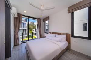 4bdr pool villa in Laguna Park 2