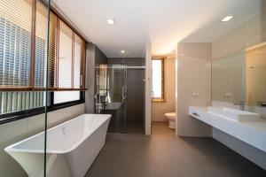 4bdr pool villa in Laguna Park 2