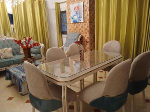 شقة للايجار بالمعادى ثلاث غرف منهم غرفه ماستر و حمامين ومطبخ