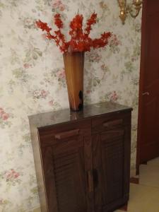 شقة للايجار بالمعادى ثلاث غرف منهم غرفه ماستر و حمامين ومطبخ