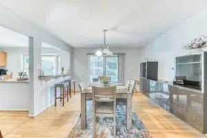3BR Modern Home with Pool & Sunroom - National Harbor - Waldorf