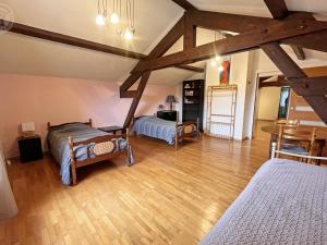 Maisons de vacances Gite familial tout confort avec jardin, salle de jeux, garage et terrasse, pres de Saint-Etienne - FR-1-496-204 : photos des chambres