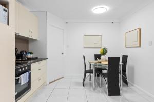CBD Apt Near Stadium with Mountain Views!
