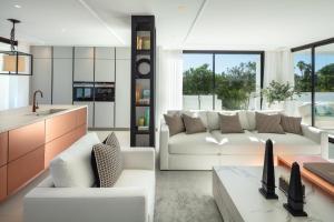 VACATION MARBELLA I The Nicklaus Villa, Glistening Heated Pool, Hot Tub, Spa Room, Golf Valley, 5 min Puerto Banus