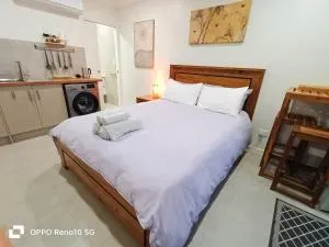 Deluxe Queen Studio New - Holmview