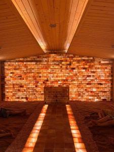 Wyndham Lynn Times Thanh Thuy Q0534