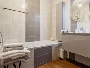 Bel appartement en bord de mer avec terrasse et parking - FR-1-306-1298