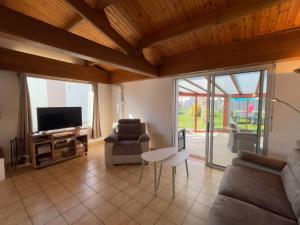 Maison avec véranda, jardin clos, 2 chambres - Proche centre et océan - FR-1-224C-338