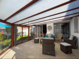 Maison avec véranda, jardin clos, 2 chambres - Proche centre et océan - FR-1-224C-338