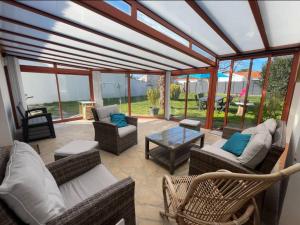 Maison avec véranda, jardin clos, 2 chambres - Proche centre et océan - FR-1-224C-338