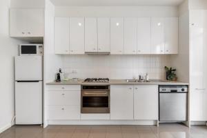 Melbourne CBD 2BR Apt with Pool & Gym Access