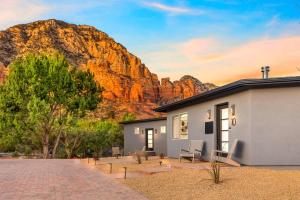 Stunning Red Rock Views with Hot Tub Theater Game Room