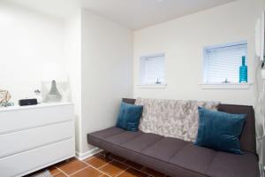 WELL-EQUIPPED STUDIO APT - WALK TO METRO SUBWAY