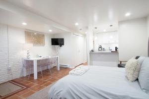 WELL-EQUIPPED STUDIO APT - WALK TO METRO SUBWAY