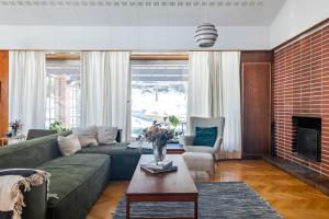 50s Charm by the Lake with Sauna, Free Parking, 5 Bedrooms