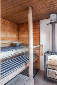 50s Charm by the Lake with Sauna, Free Parking, 5 Bedrooms