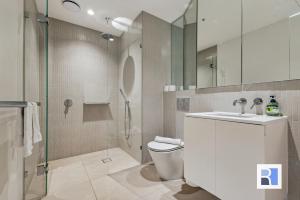 REST Melbourne Square Apartment