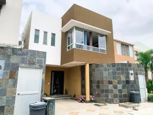 Villa Familiar privada, 5 dormitorios, Altos del rio - 阿扬格