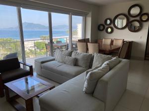 Ponto Horizonte Manzanillo. Best place in Manzanillo!!! Luxury beach front condo, gorgeous views!! Best place you can stay!with up to 8 people.