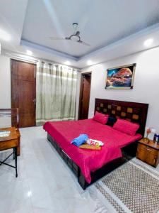 Rose Room Comfy Stay Couples & Family Friendly Close to Saket Metro station