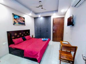 Rose Room Comfy Stay Couples & Family Friendly Close to Saket Metro station
