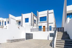 Sea-Facing 4BR Villa with Two Assistant Room, Heated Pool and Barbecue Space, Al Dana Island, Fujairah by Deluxe Holiday Homes