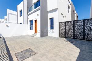 Sea-Facing 4BR Villa with Two Assistant Room, Heated Pool and Barbecue Space, Al Dana Island, Fujairah by Deluxe Holiday Homes