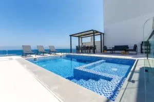 Sea-Facing 4BR Villa with Two Assistant Room, Private Pool and Barbecue Space, Al Dana Island, Fujairah by Deluxe Holiday Homes - Qidfi‘