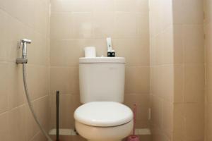 Best Strategic 2BR Apartment at Green Palm Residence By Travelio