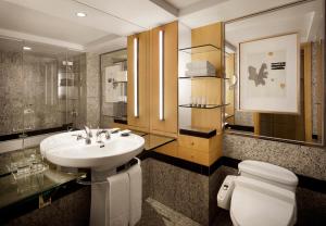 Deluxe 1 Queen & 1 Single, Family room, 1 Queen or 1 Twin, City view, Pool access