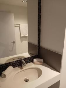 Modern Condo - 1BR T1-401