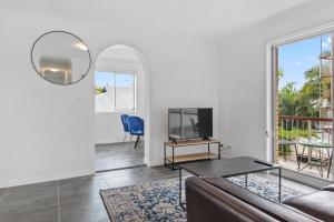 Spacious 3BRM Close to Gabba with Car Park & WiFi