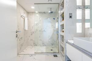 Serene 2BR Escape - Al Majara - Waterfront Stay