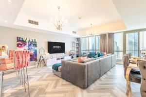 Serene 2BR Escape - Al Majara - Waterfront Stay