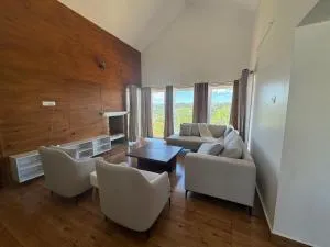 Camellia Crest - Bikkatti