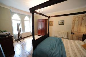 Light Filled, Perfect Location, Old Chapel House